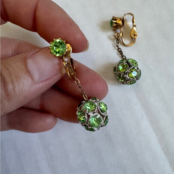 Green Rhinestone Gold Tone Dangle Earrings Clip On Vintage Classic - Picture 1 of 5